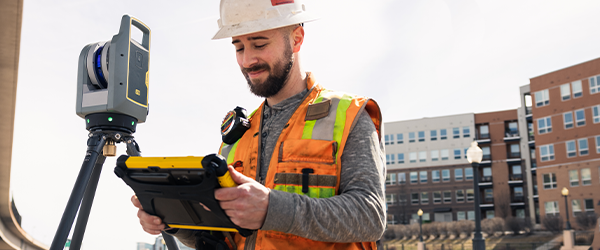 Field surveyor with tablet and total station